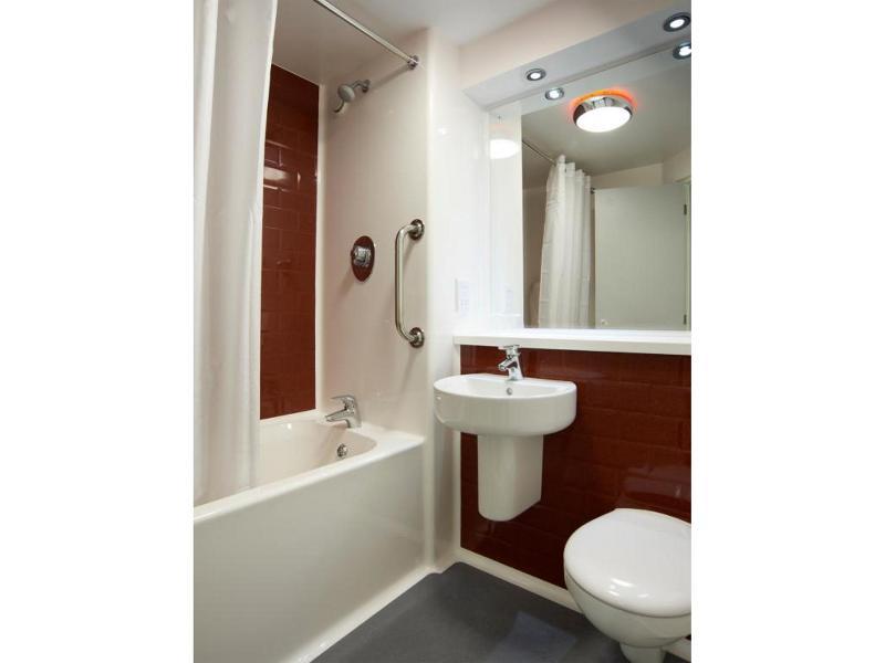 Travelodge London Teddington Dış mekan fotoğraf